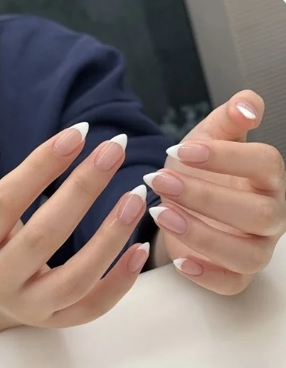 화이트 프렌치 팁과 투명한 핑크 베이스의 네일리 네일