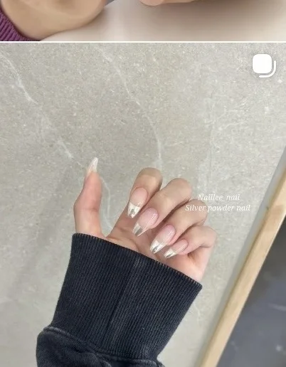 니트 소매와 실버 포인트 프렌치 네일