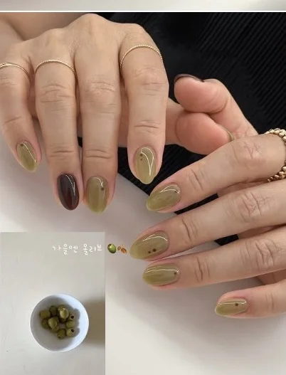올리브 그린과 딥 브라운을 조합한 가을 네일 디자인